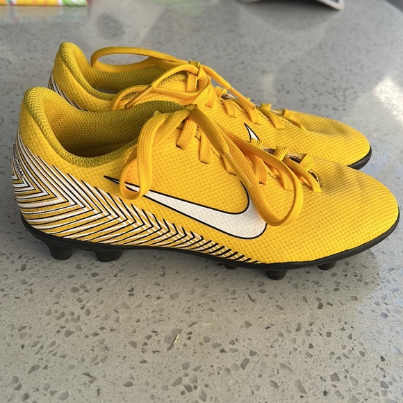 Boy’s Nike soccer shoes. - Picture 3 of 8